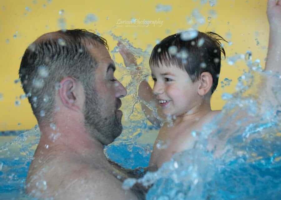Papi mit Sohn im Wasser