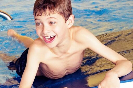 Kind im Wasser der Schwimmschule Graf